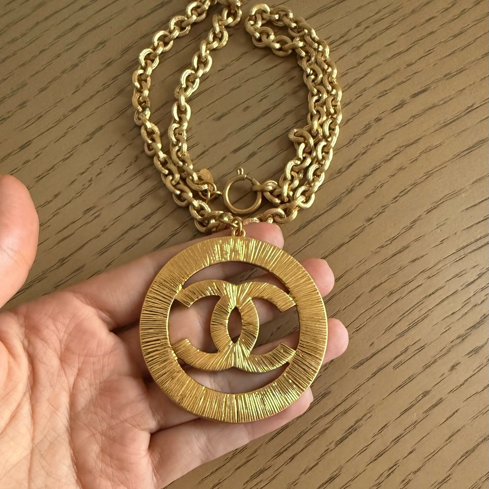 ✨Vintage Chanel XL Medallion Necklace ✨ - Picture 7 of 9